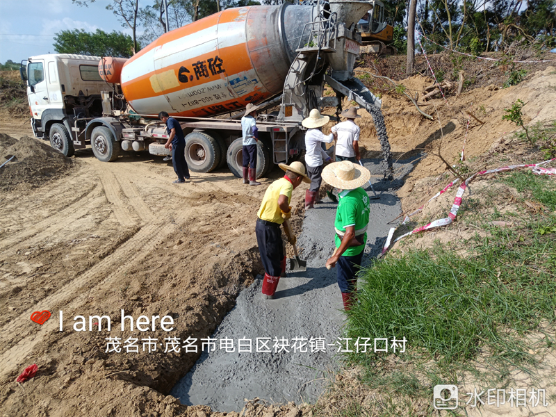 田间道路浇筑混凝土.jpg
