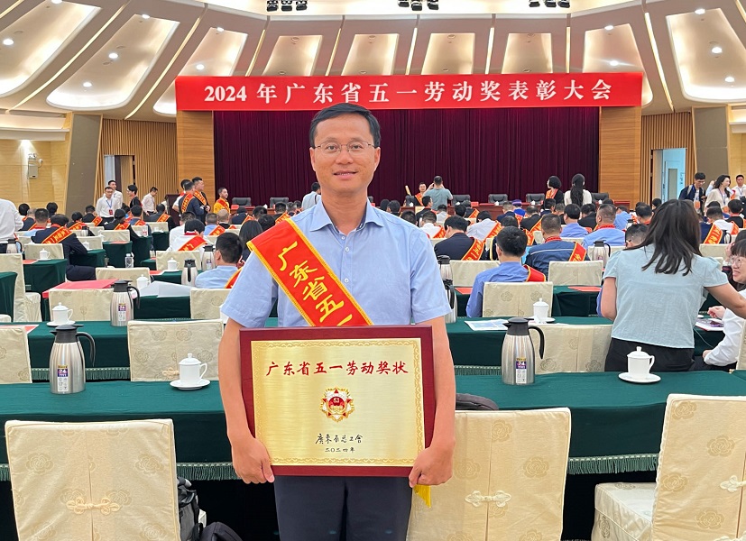 周远同志在表彰大会现场.jpg