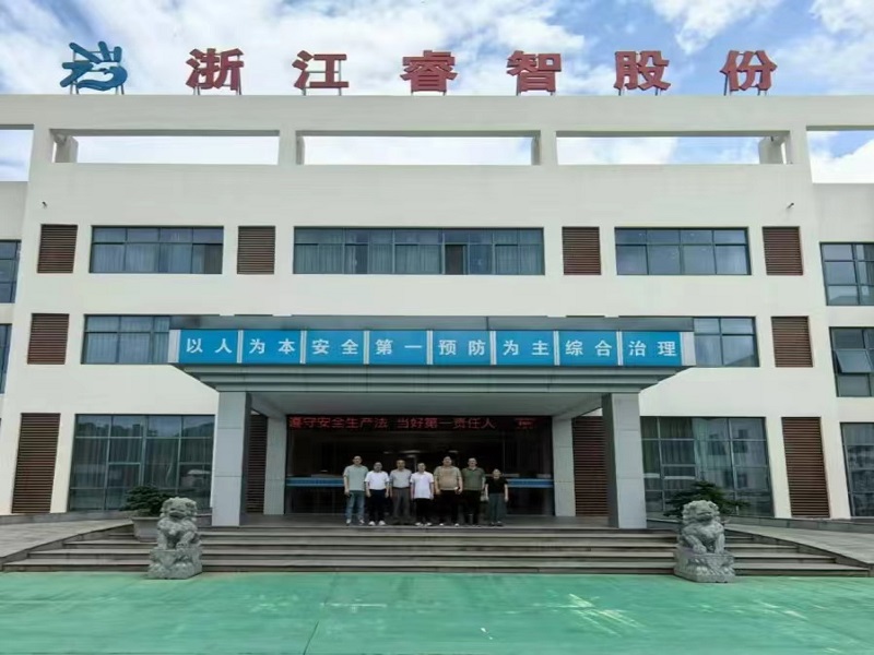 贸易团队外出考察.jpg